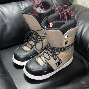 Dc shoe company snowboard boots